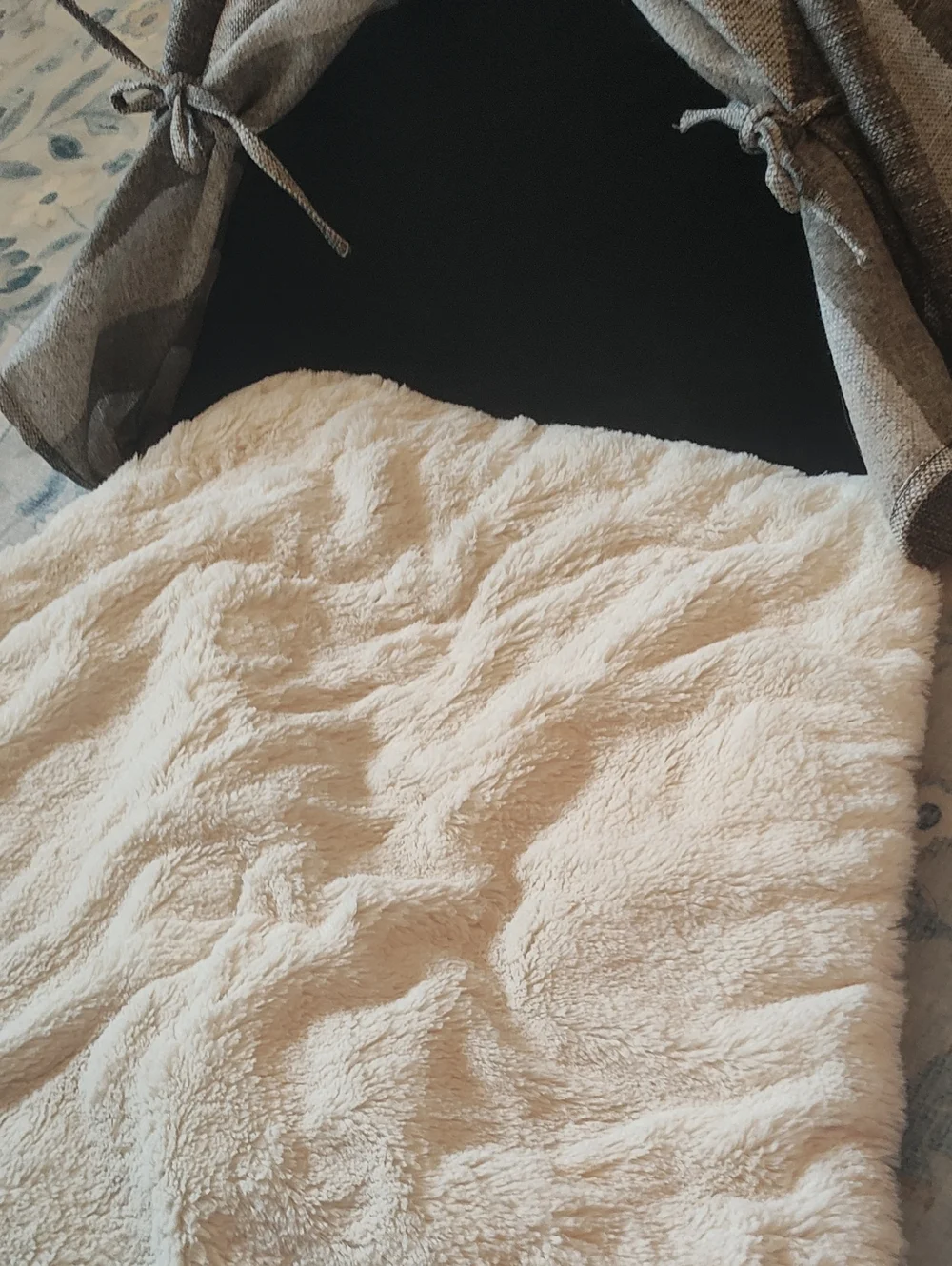 PETS: ARMARKAT CAT TEE-PEE BED